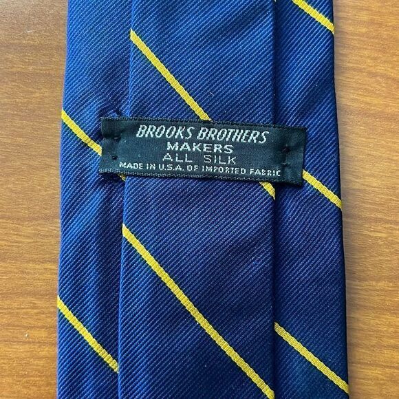 Brooks Brothers 100% Silk Mens Neck Tie Navy Blue W/ Yellow / Gold Stripes - Picture 4 of 5